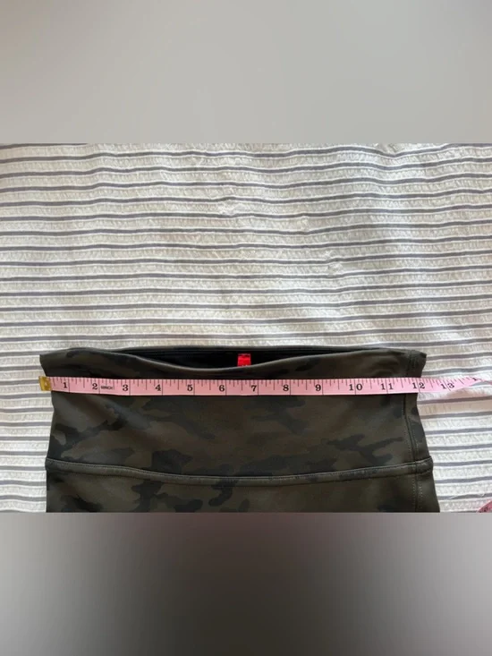 EUC SPANX Matte Green Faux Leather  Camo Leggings Power Waistband - Size Small - Picture 10 of 16